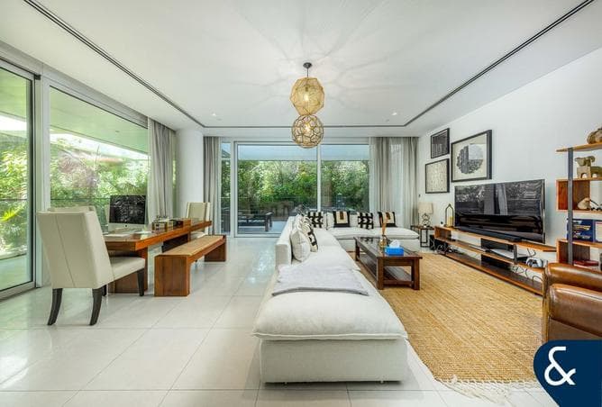 Exclusive | 2 Bed | VOT | Upgraded Floors